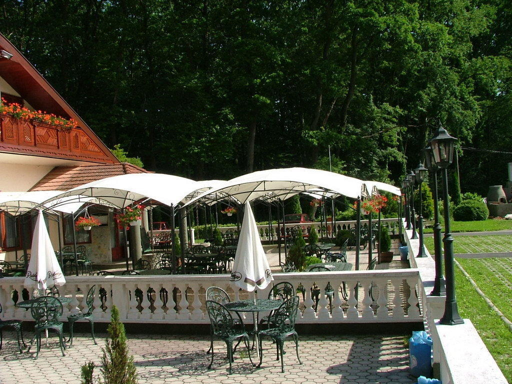 Erdogyongye Etterem Es Panzio Hotel Zalaegerszeg Bagian luar foto