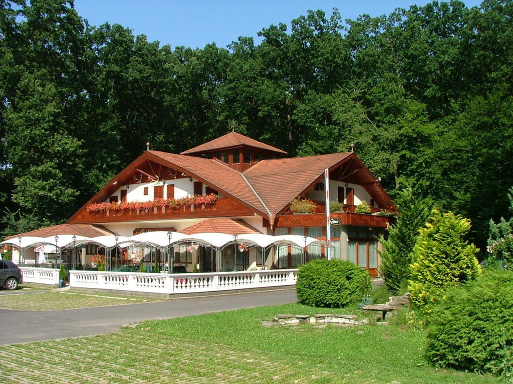 Erdogyongye Etterem Es Panzio Hotel Zalaegerszeg Bagian luar foto